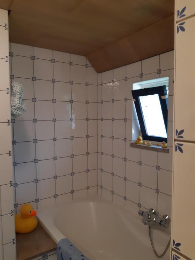 Bed & Breakfast “ Gastvrij Onthaal “ Een-West エクステリア 写真