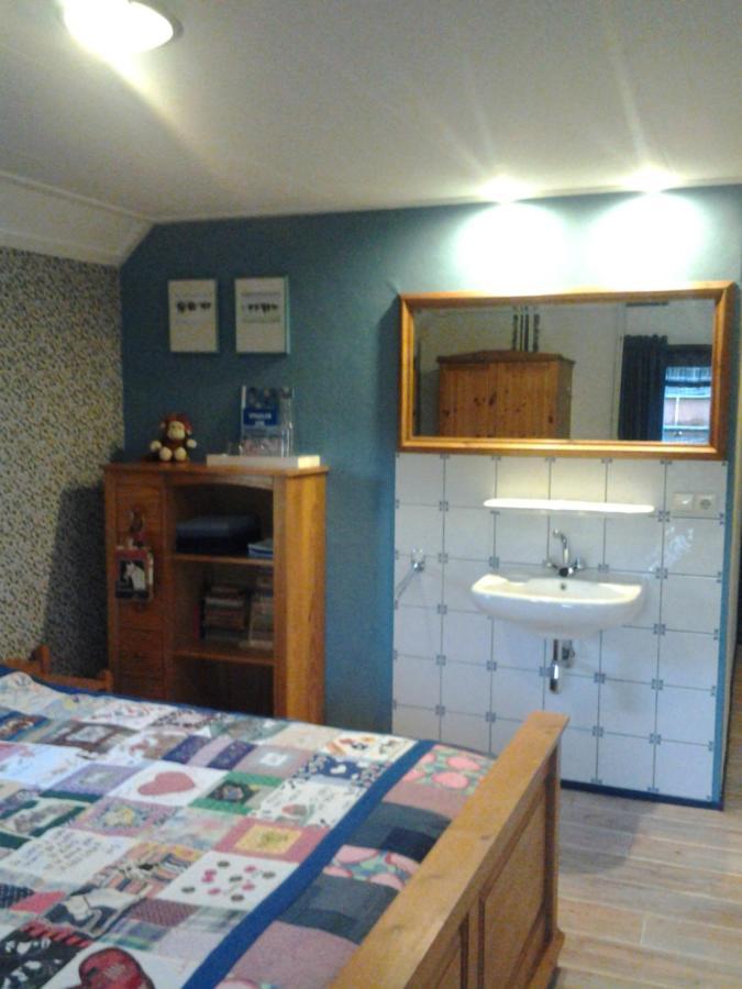 Bed & Breakfast “ Gastvrij Onthaal “ Een-West エクステリア 写真